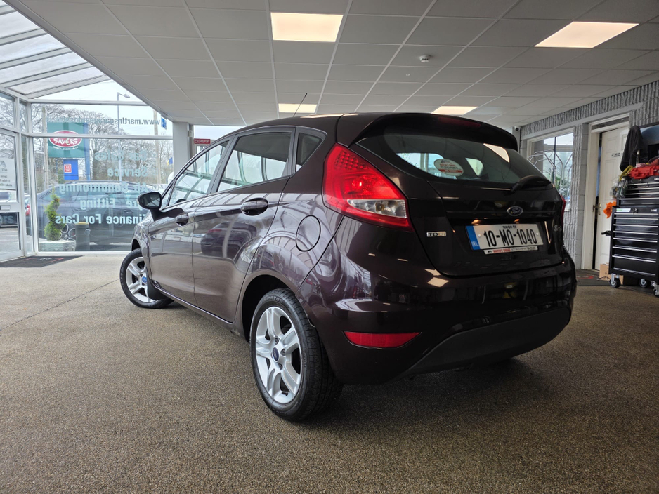2010 Ford Fiesta - image 6