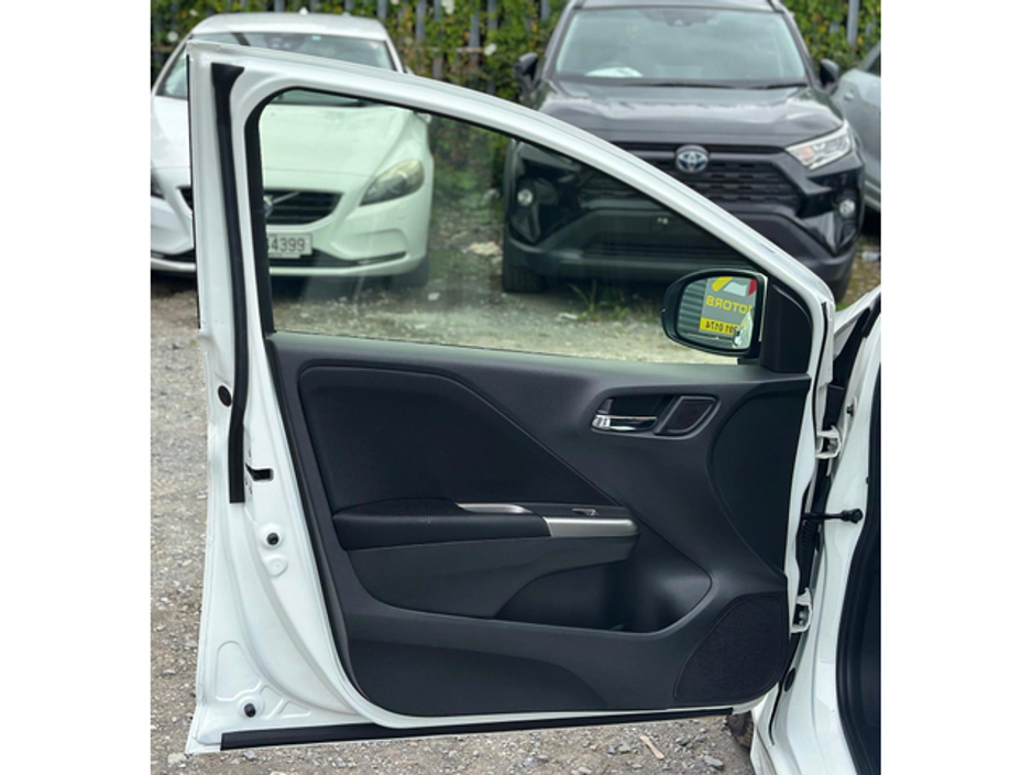 2018 Toyota Corolla - image 10