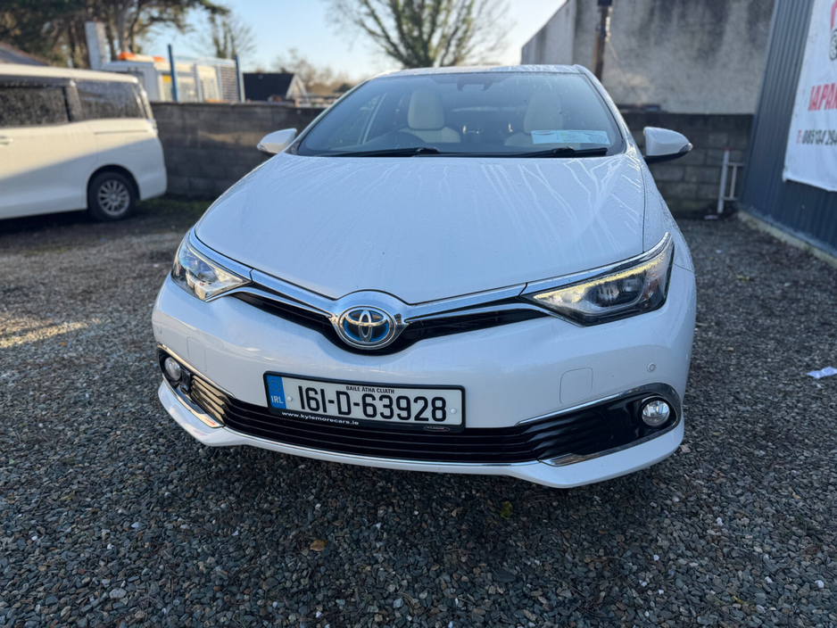 2016 Toyota Auris Hybrid €12,999