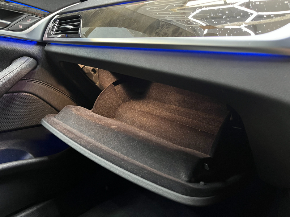 2019 BMW 5 Series - image 23