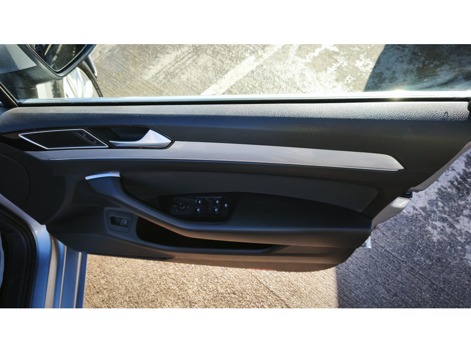 2022 Volkswagen Passat - image 7