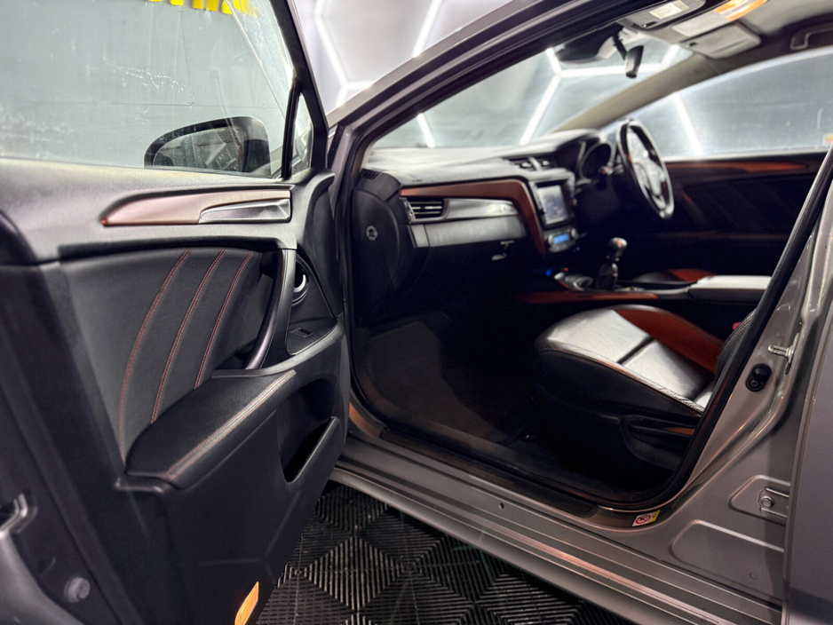 2015 Toyota Avensis - image 17