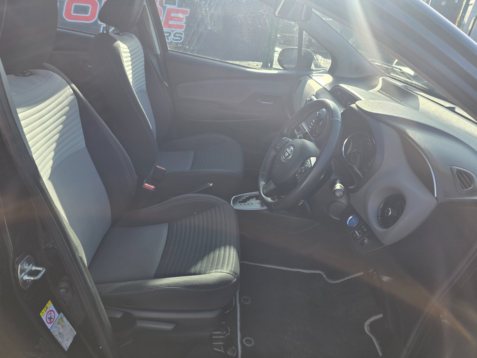 2017 Toyota Yaris - image 8