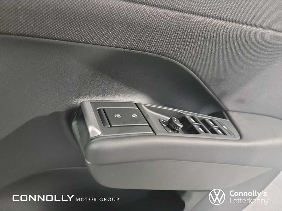 2025 Volkswagen T-Roc - image 13