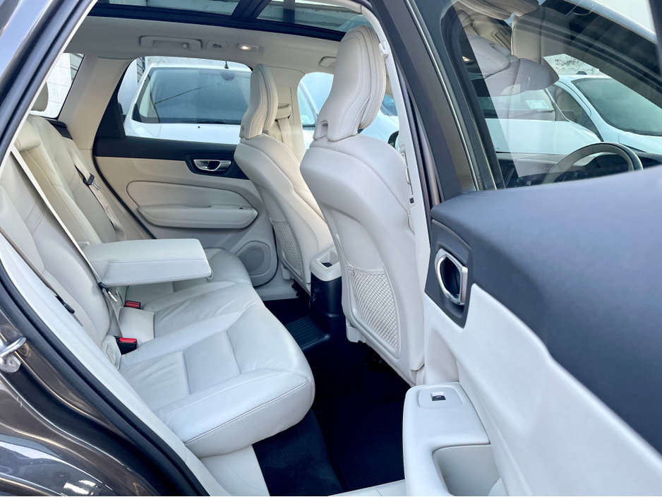 2023 Volvo XC60 - image 5