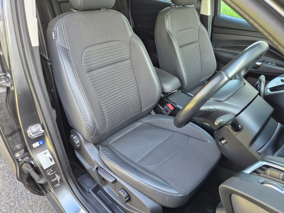 2019 Ford Kuga - image 9