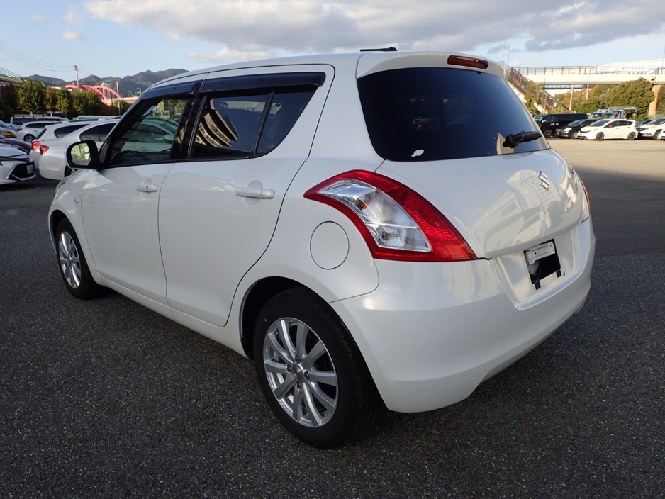 2015 Suzuki Swift - image 4