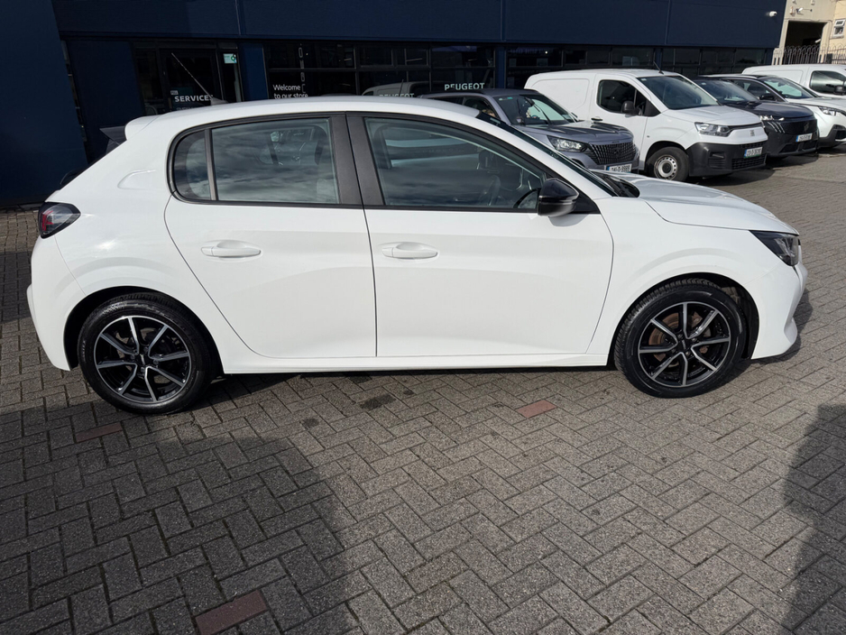 2022 Peugeot 208 - image 3