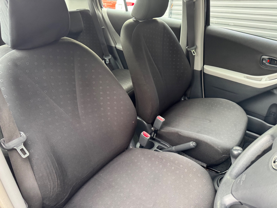 2006 Toyota Yaris - image 10