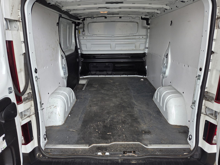 2021 Renault Trafic - image 10