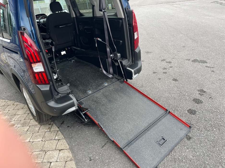 2020 Peugeot Rifter - image 8