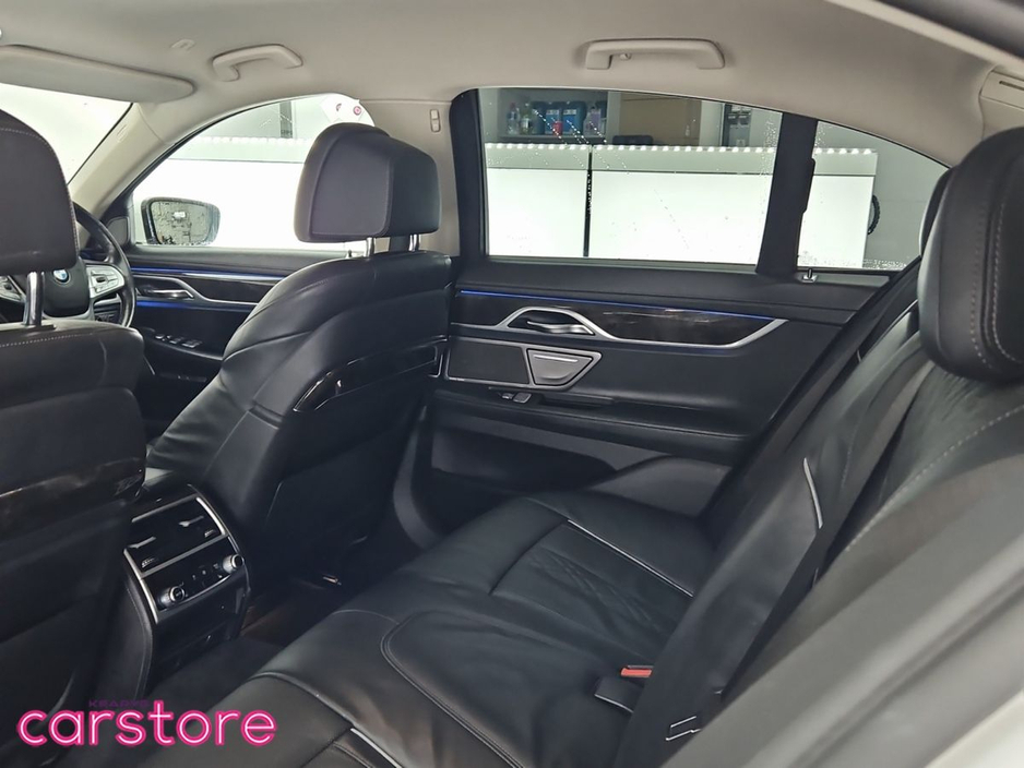 2016 BMW 7 Series - image 13