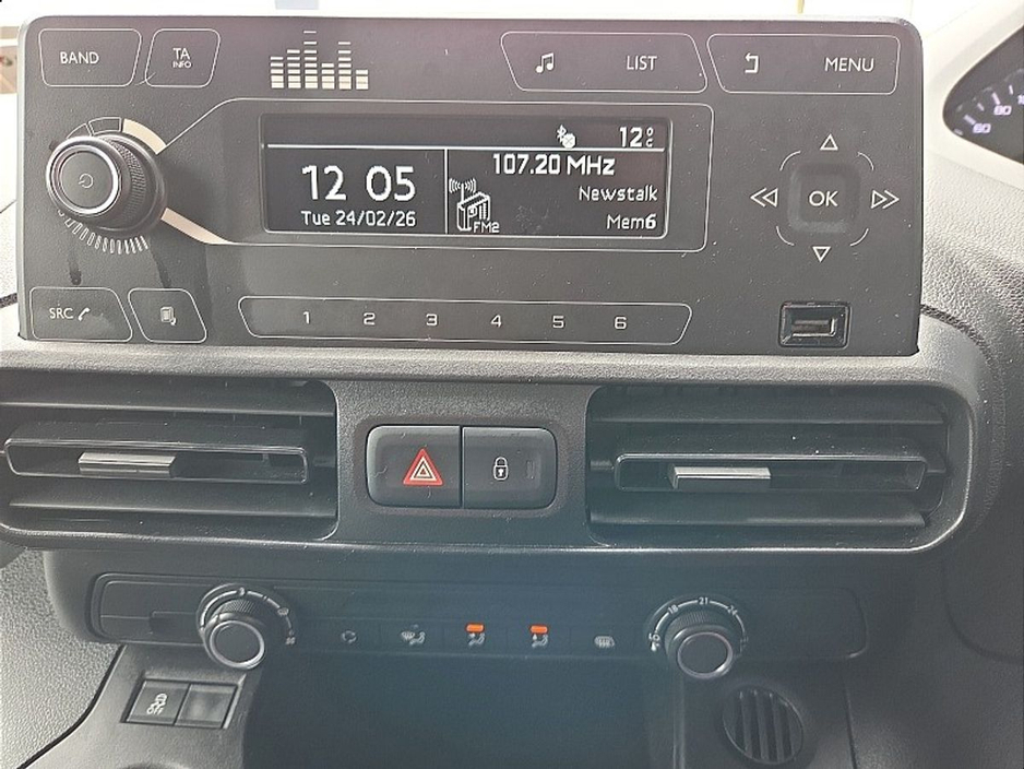 2021 Peugeot Partner - image 11