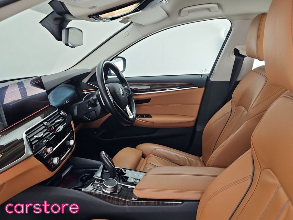 2021 BMW 5 Series - image 12