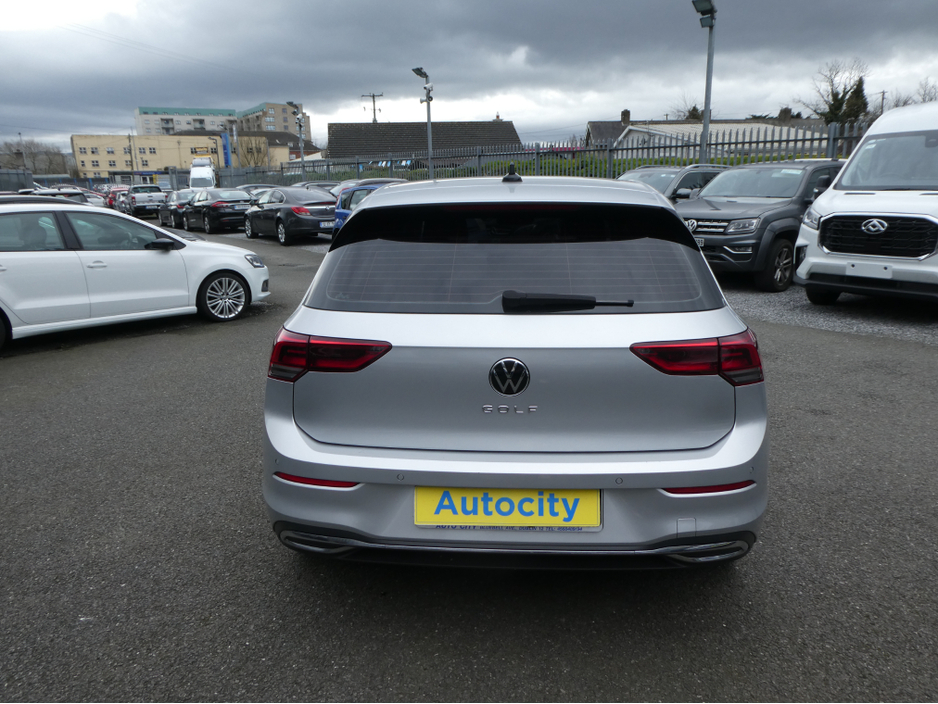 2022 Volkswagen Golf - image 8