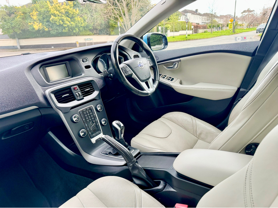 2015 Volvo V40 - image 22