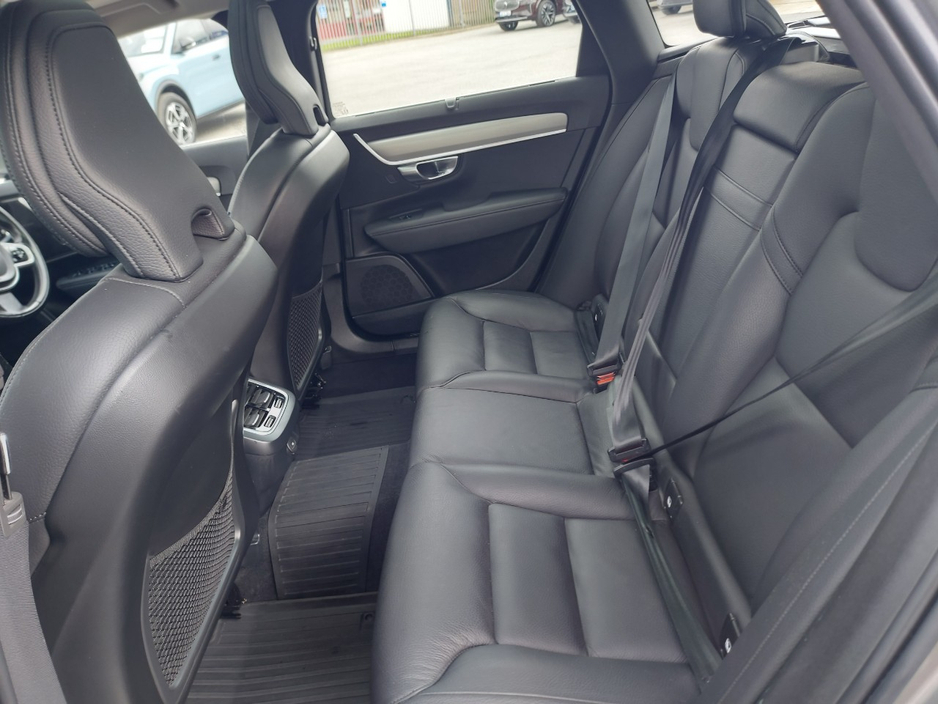 2021 Volvo V90 - image 26