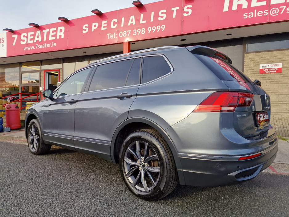 2022 Volkswagen Tiguan - image 2