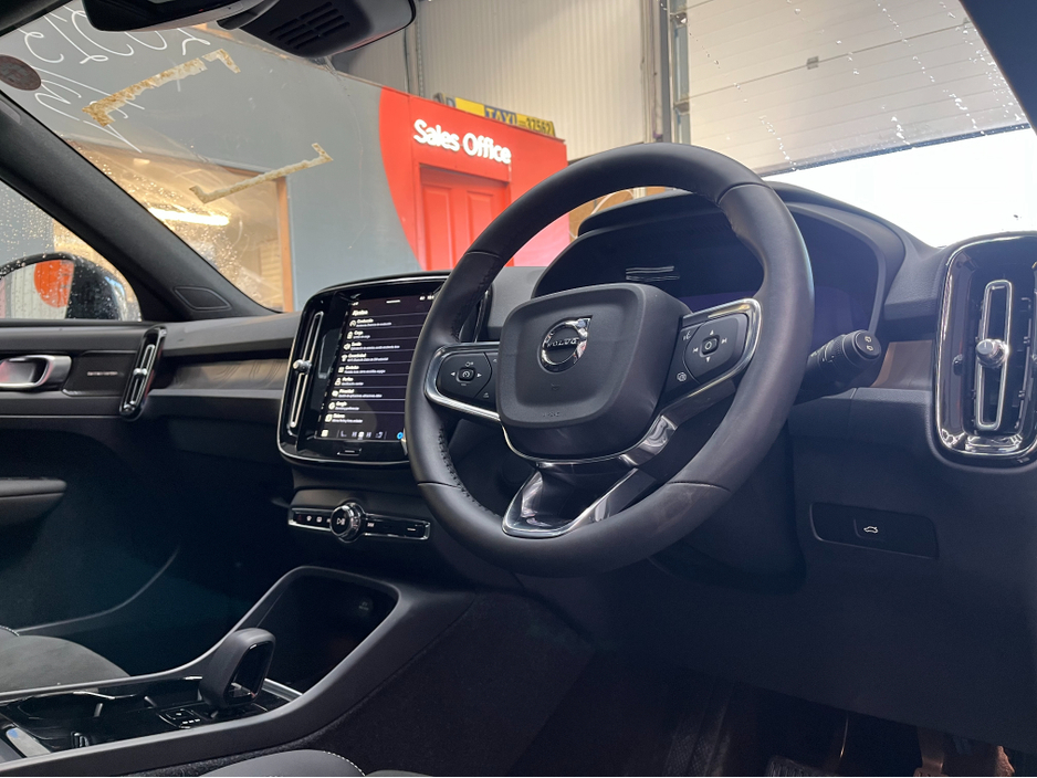 2023 Volvo XC40 - image 11