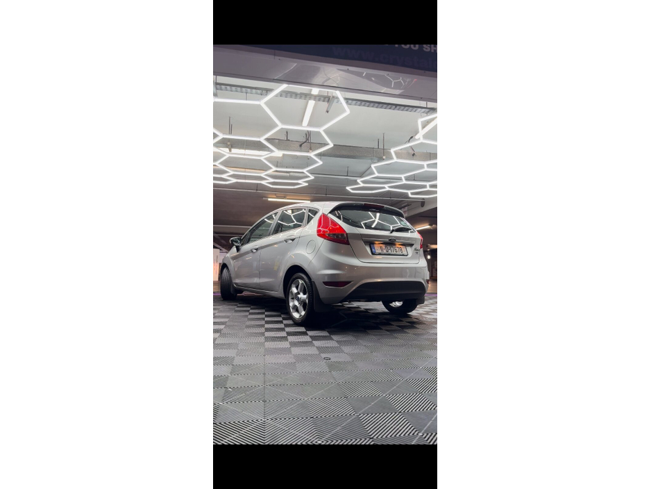 2011 Ford Fiesta - image 4