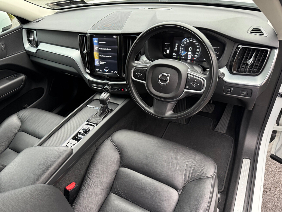 2018 Volvo XC60 - image 9