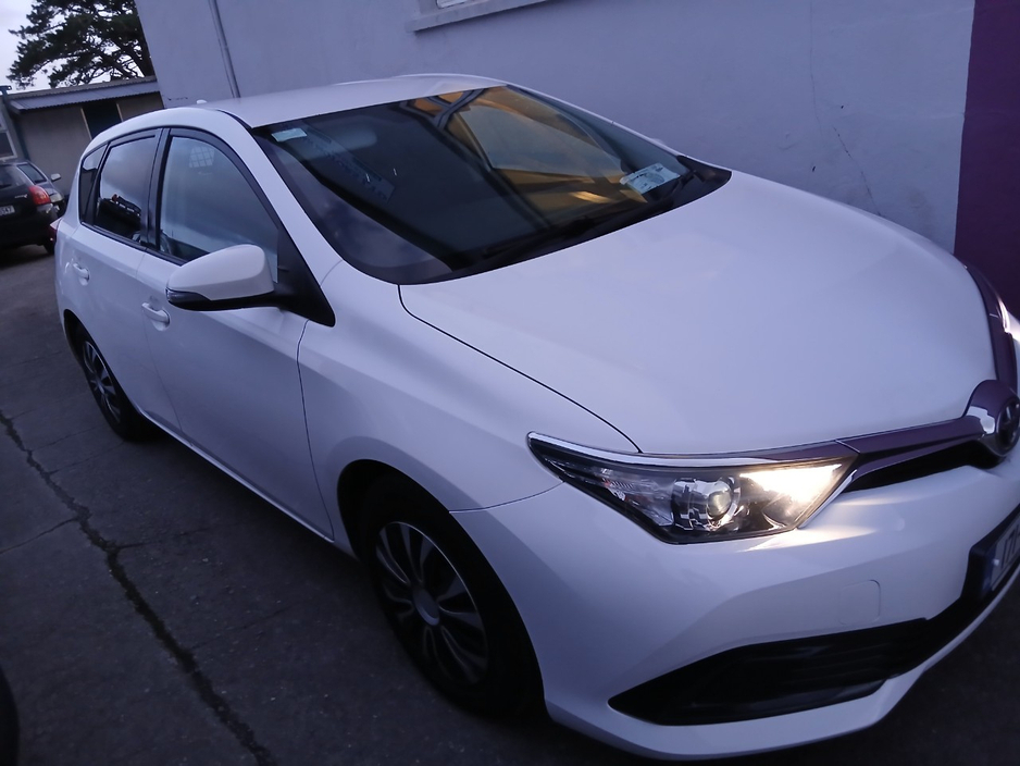 2017 Toyota Auris - image 3