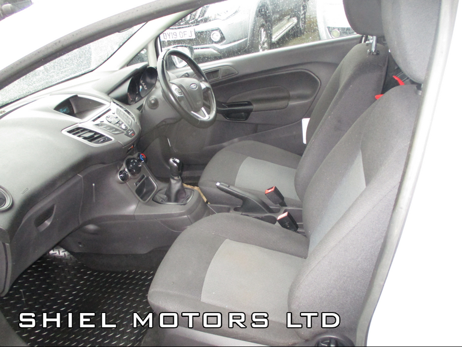 2016 Ford Fiesta - image 9