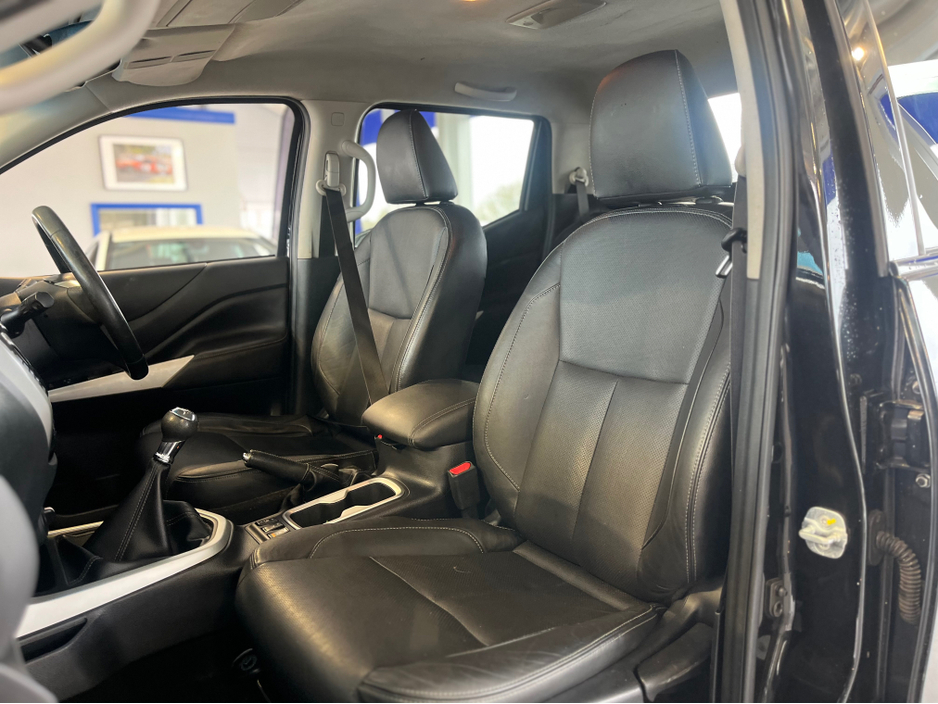 2017 Nissan Navara - image 9