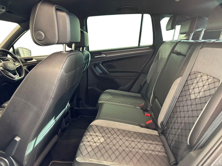 2023 Volkswagen Tiguan - image 10