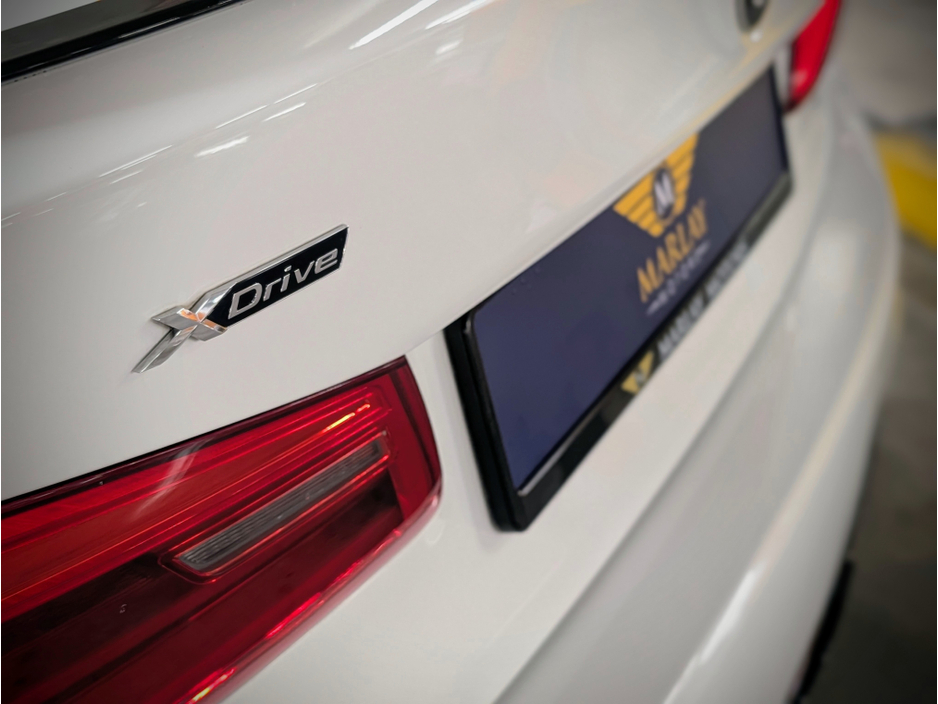 2020 BMW 5 Series - image 12