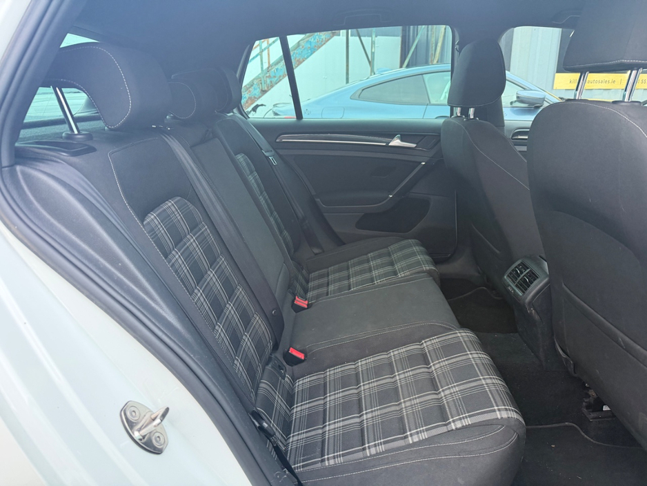 2015 Volkswagen Golf - image 17