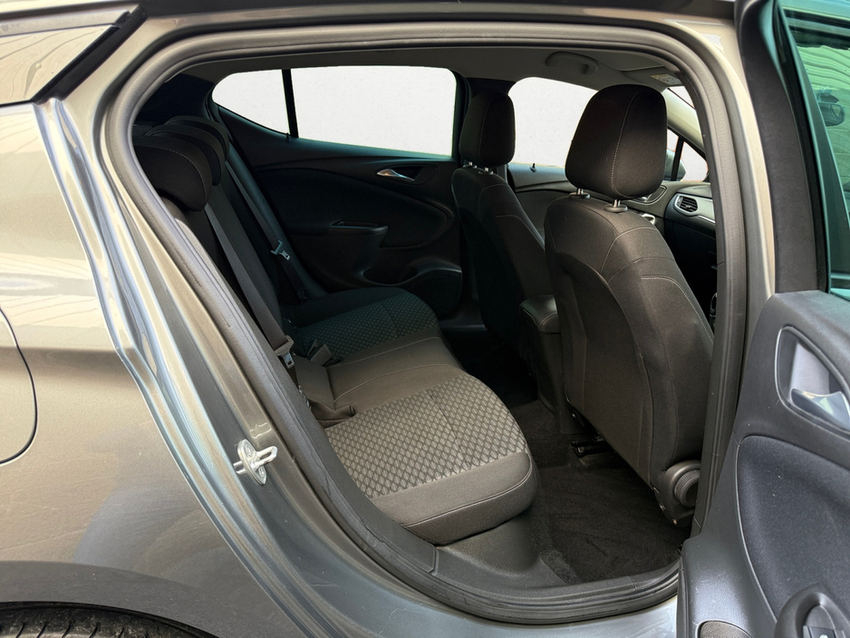 2019 Vauxhall Astra - image 7
