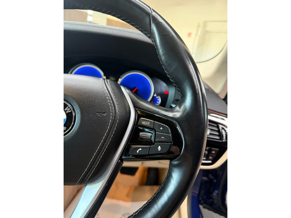 2017 BMW 5 Series - image 11