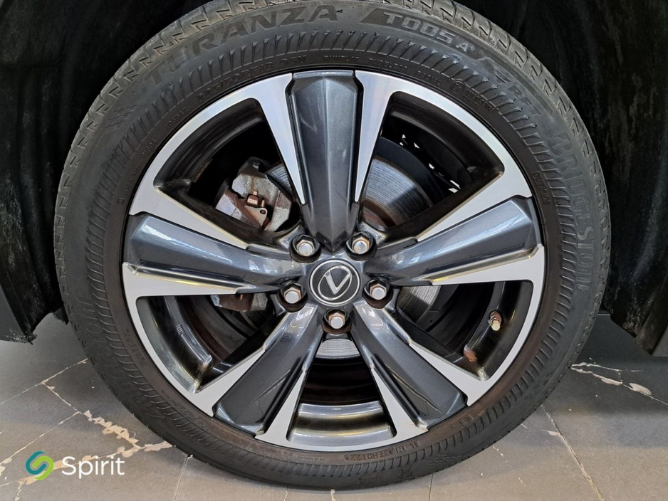 2022 Lexus UX 300 e - image 9