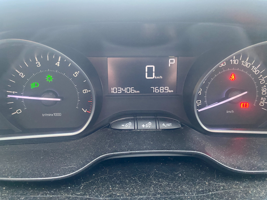 2016 Peugeot 2008 - image 10