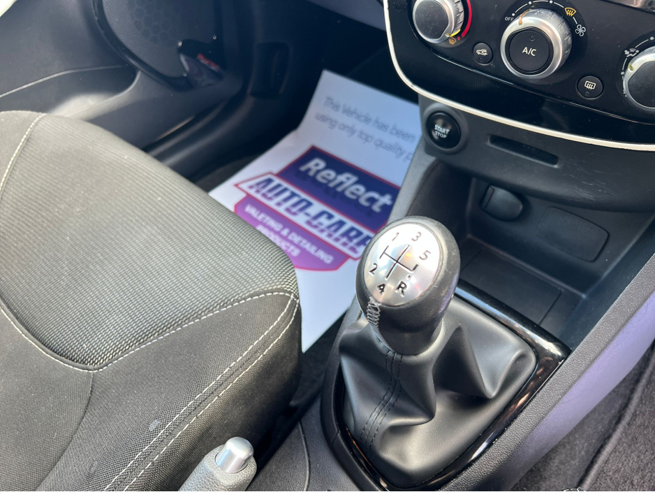 2017 Renault Clio - image 17