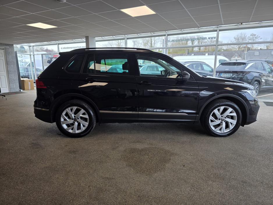 2023 Volkswagen Tiguan - image 7