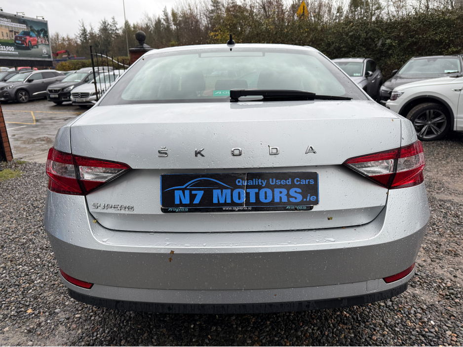 2022 Skoda Superb - image 6