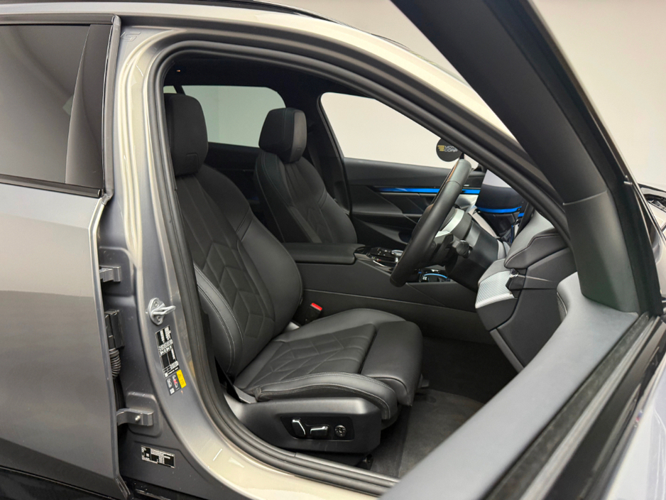 2025 BMW 5 Series - image 11
