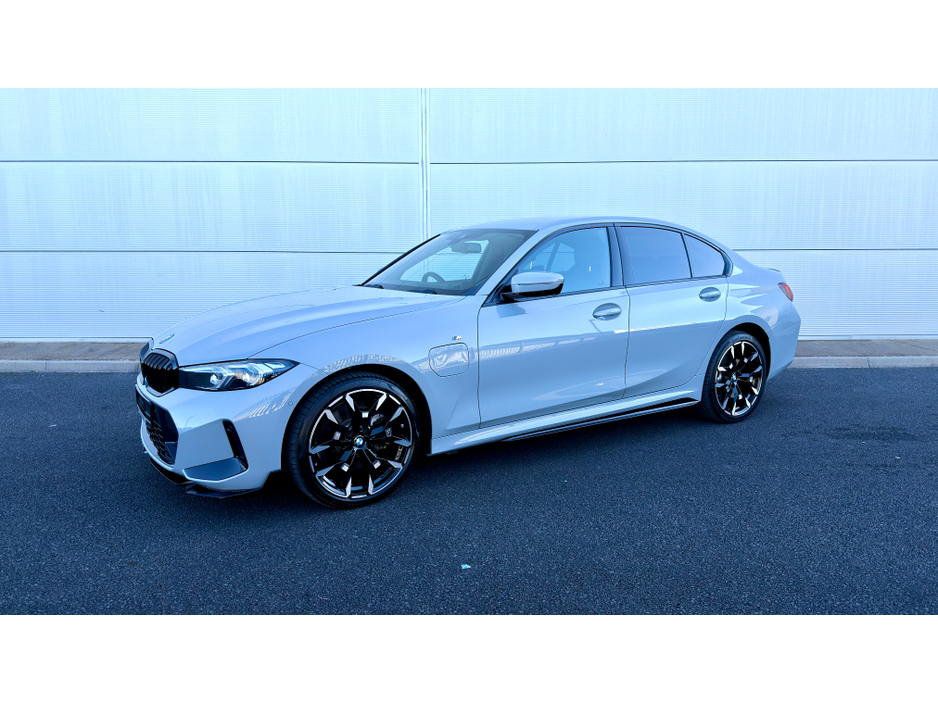 2025 BMW 3 Series - image 28