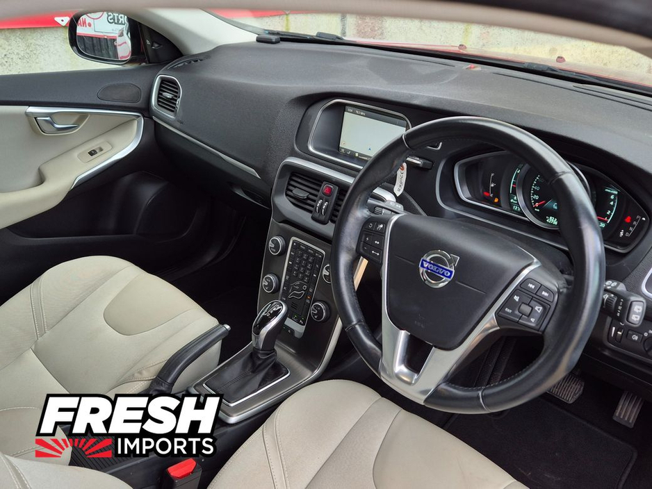 2014 Volvo V40 - image 7