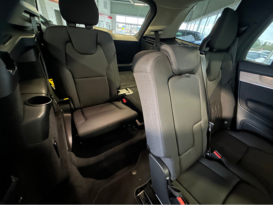 2025 Volvo XC90 - image 9