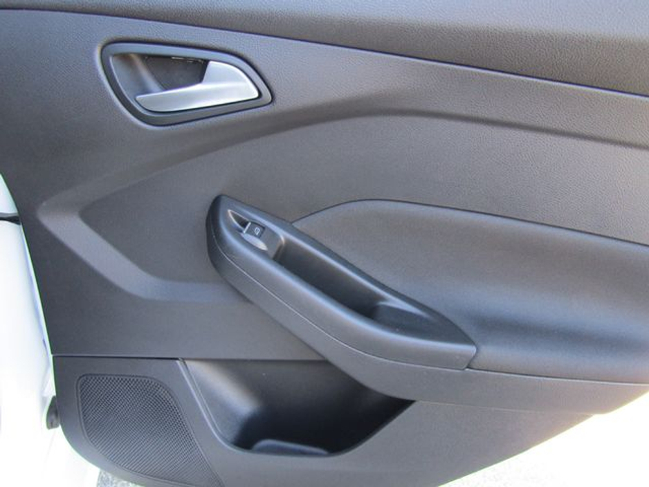 2017 Ford Focus - image 25
