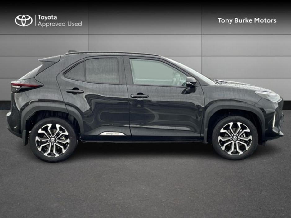 2025 Toyota Yaris Cross - image 3