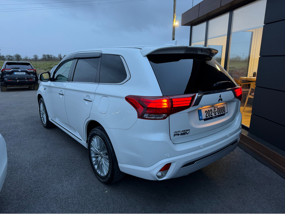 2020 Mitsubishi Outlander - image 3