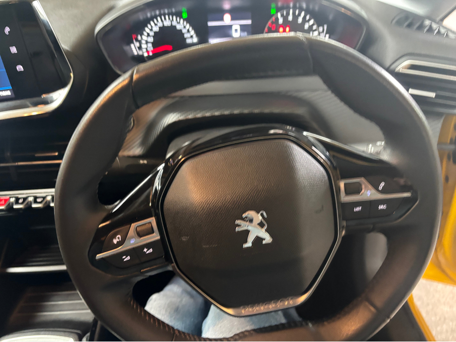 2023 Peugeot 208 - image 13