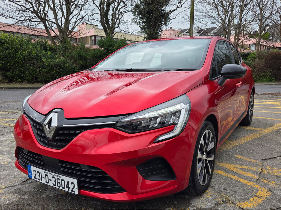 2023 Renault Clio - image 3