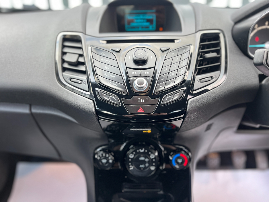 2014 Ford Fiesta - image 11