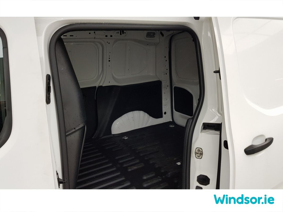 2020 Opel Combo - image 8