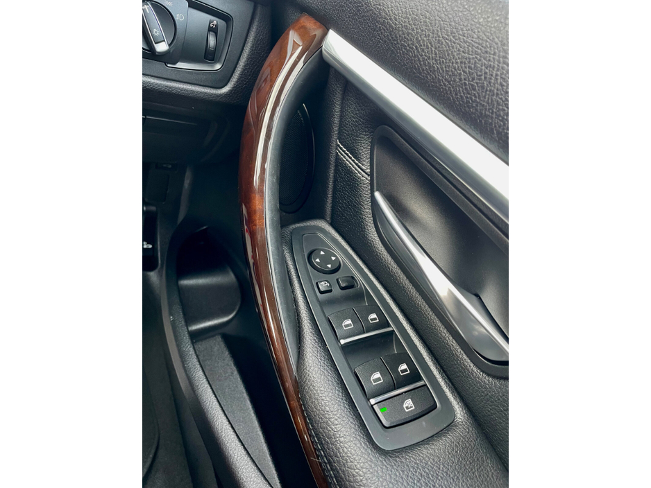 2017 BMW 3 Series - image 26